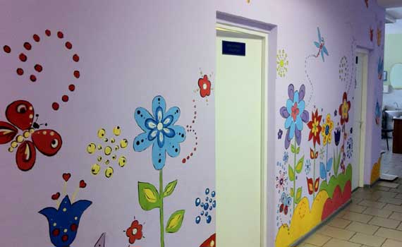 Покраска стен в группе радужными цветами